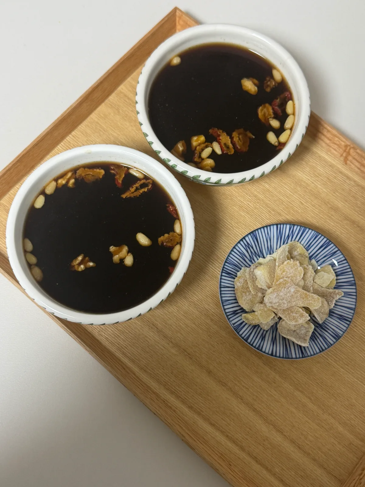 ソウルで二番目においしい店 — 木盆に並ぶ二杯の薬草茶