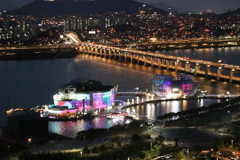 盤浦大橋のそばに浮かぶ夜のセビッソム