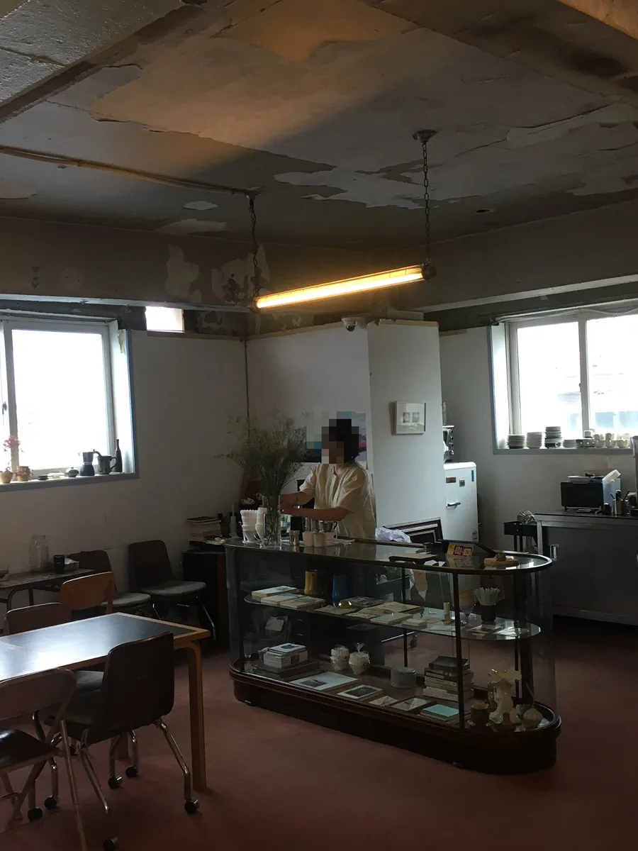古い天井とガラスの陳列棚