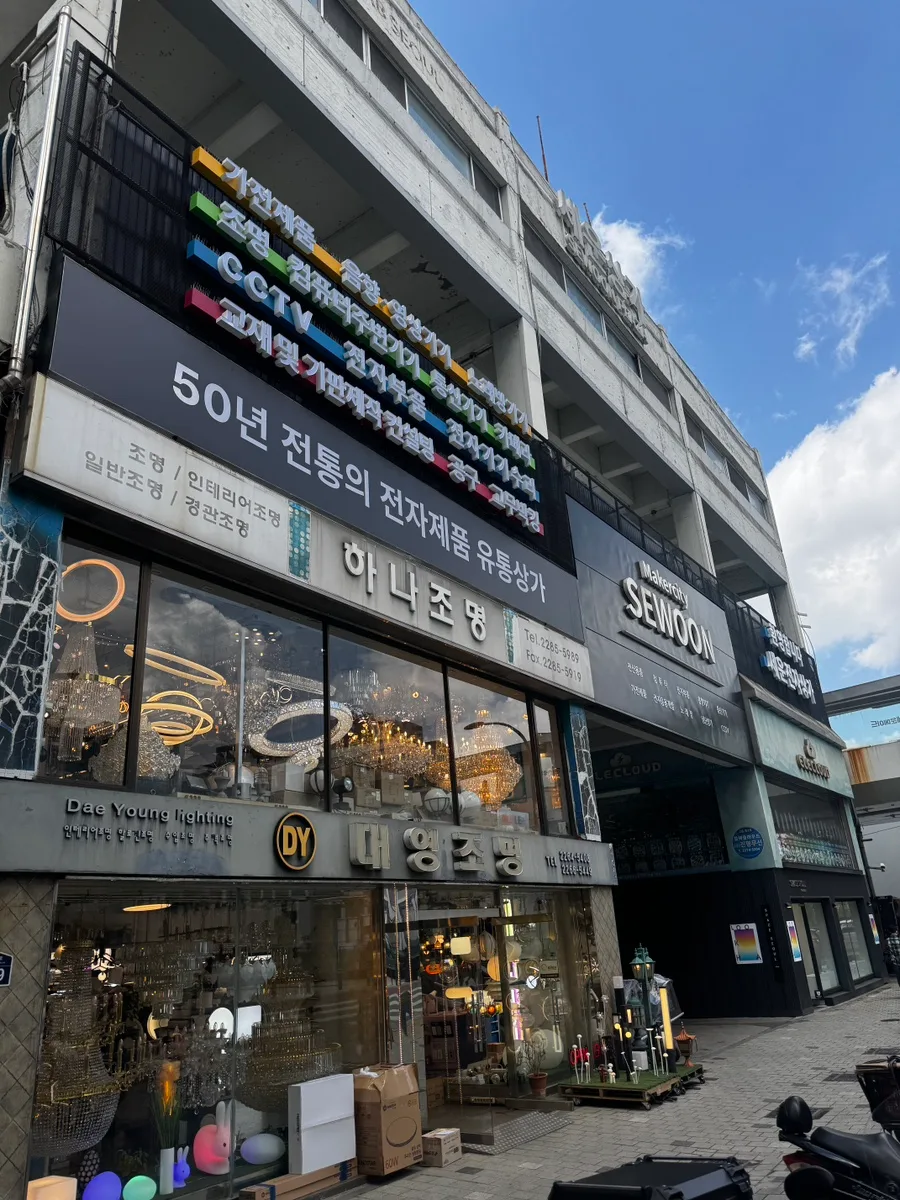 照明器具が輝く商店街