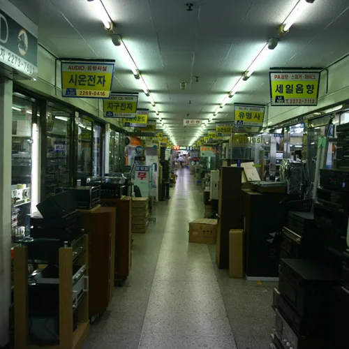 音響機器店が並ぶ通路