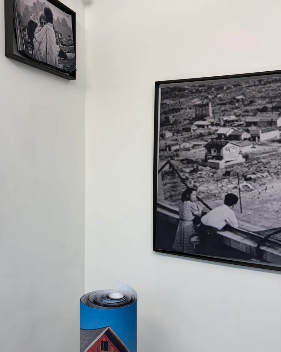 世運商店街 — 壁に飾られたモノクロ写真