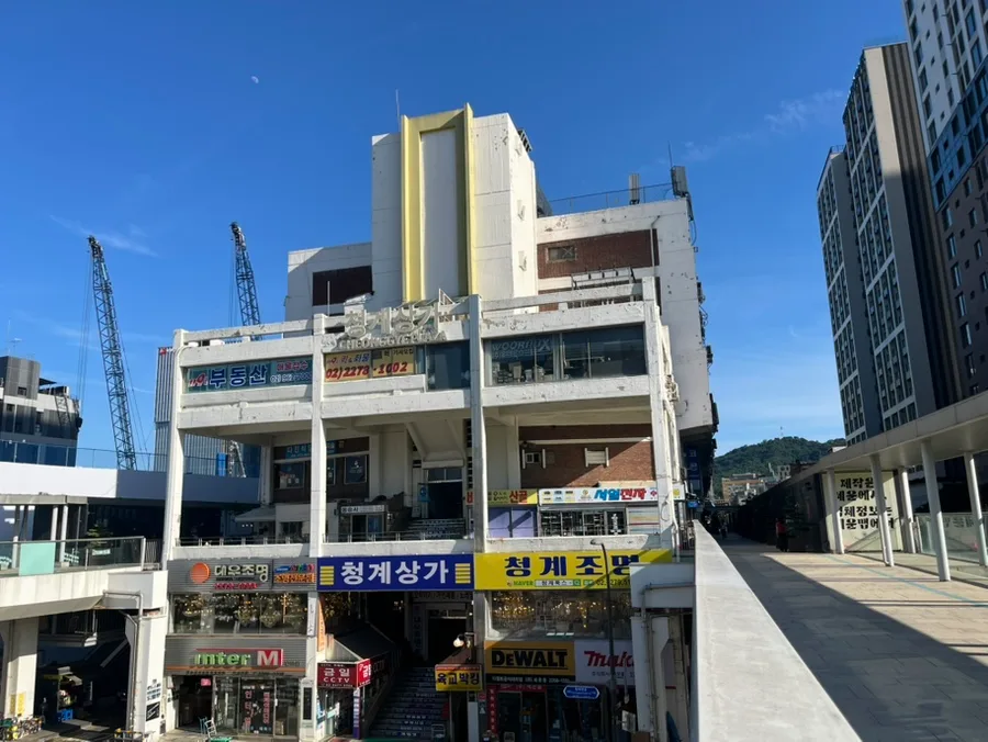 商店看板が連なる世運商街
