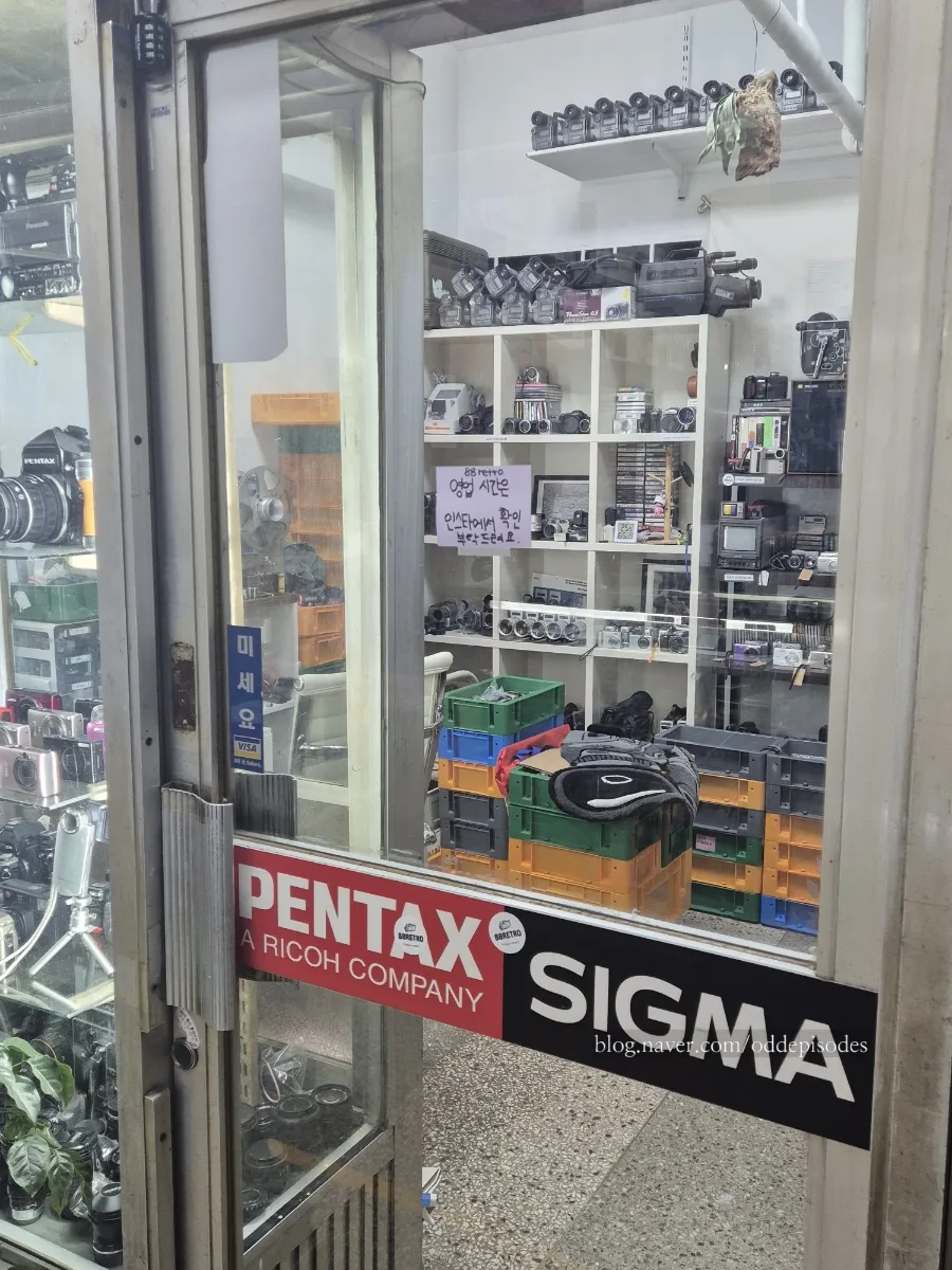 中古カメラが並ぶカメラ店