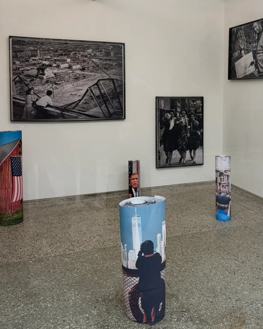 写真作品が並ぶ展示室