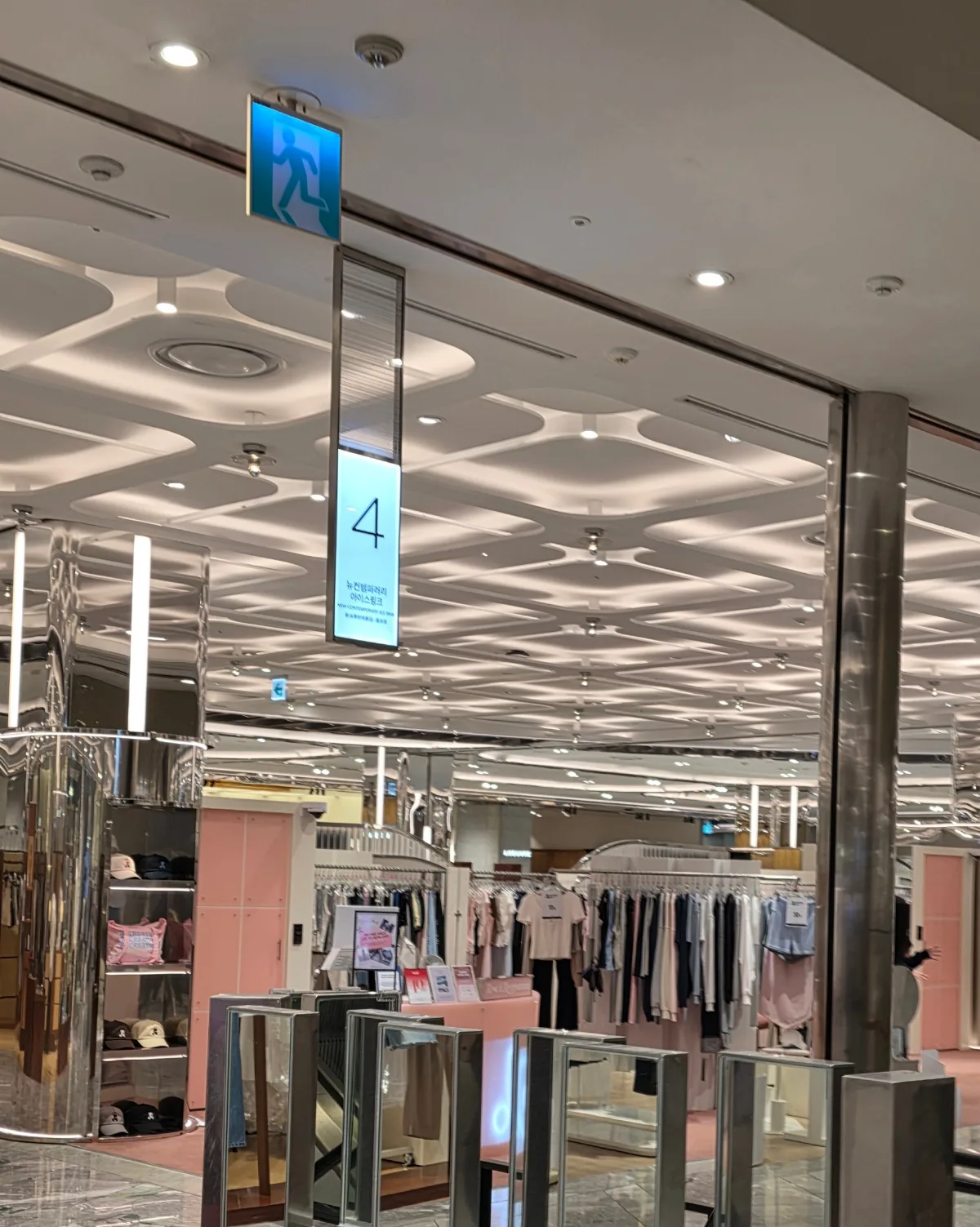 新世界百貨店 センタムシティ店 — 鏡面の柱が並ぶ衣料品売場