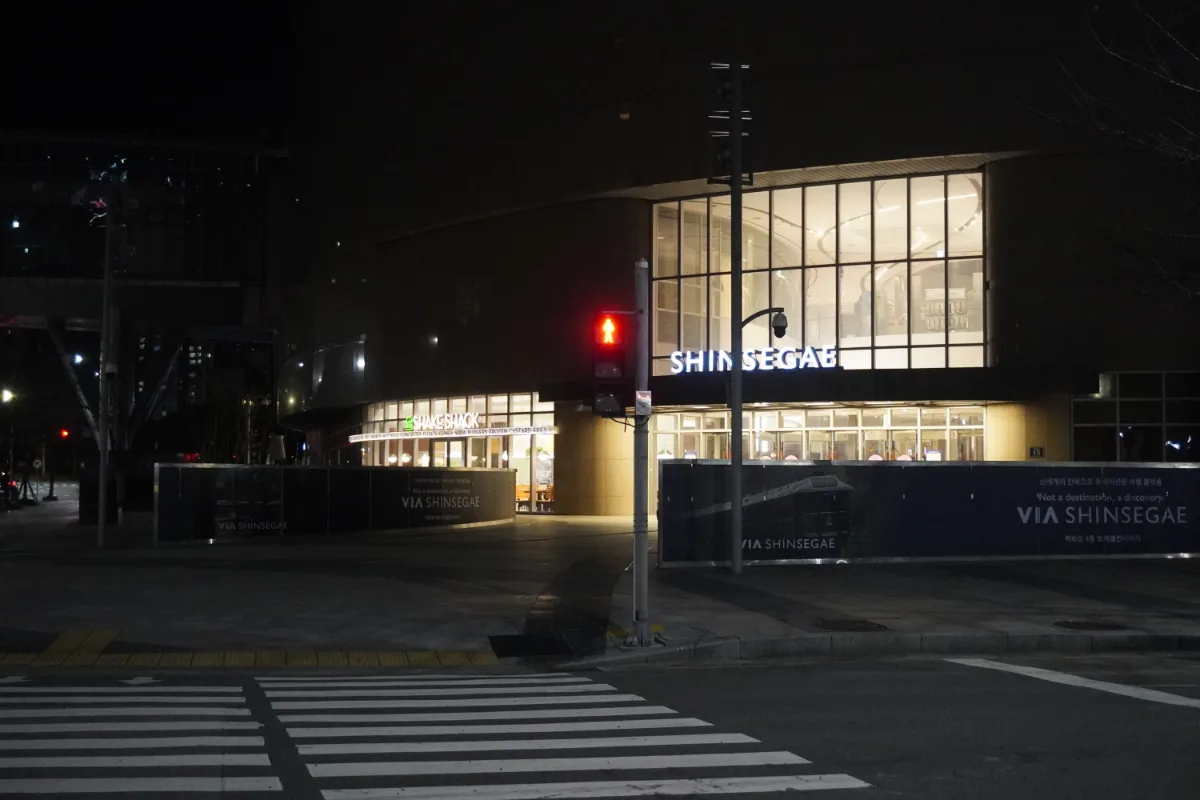 夜の新世界と横断歩道