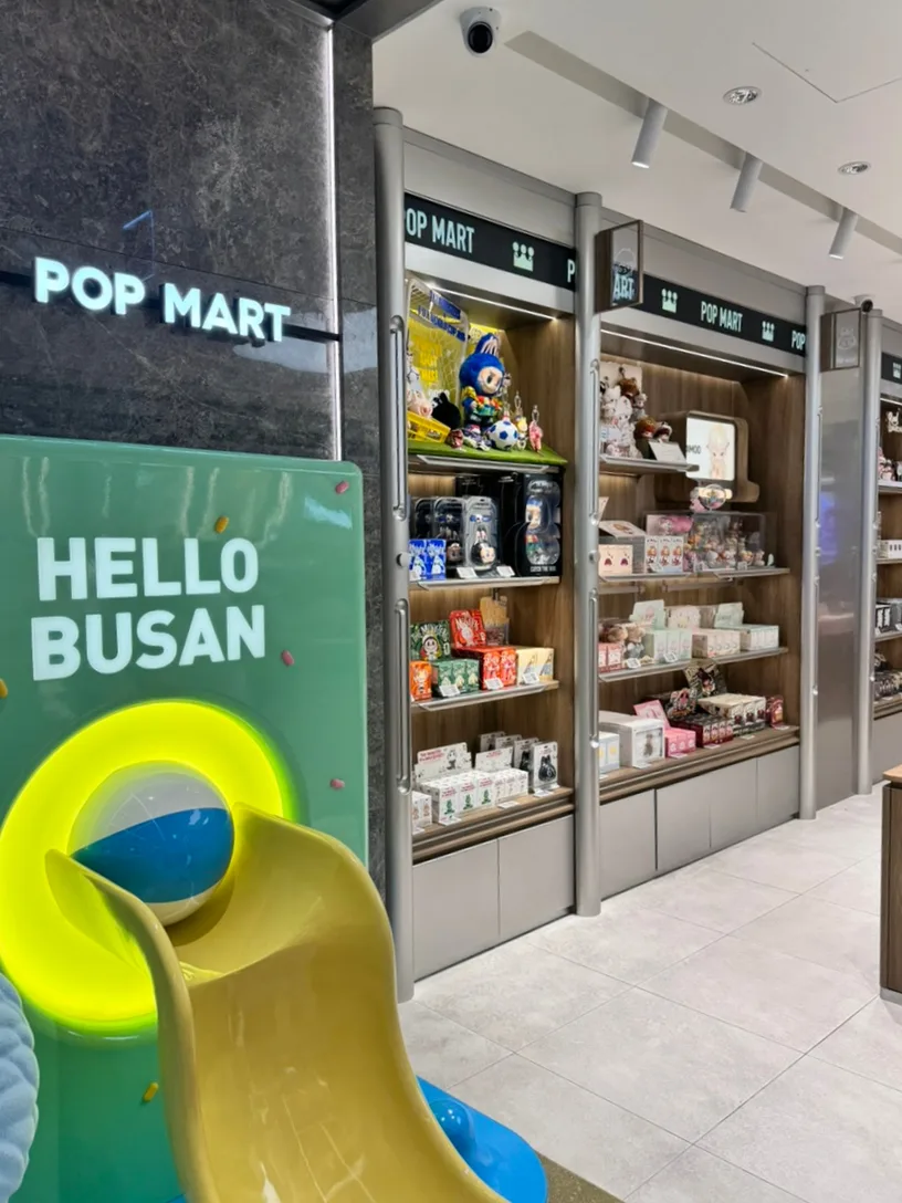 新世界百貨店 センタムシティ店 — POP MARTの展示棚
