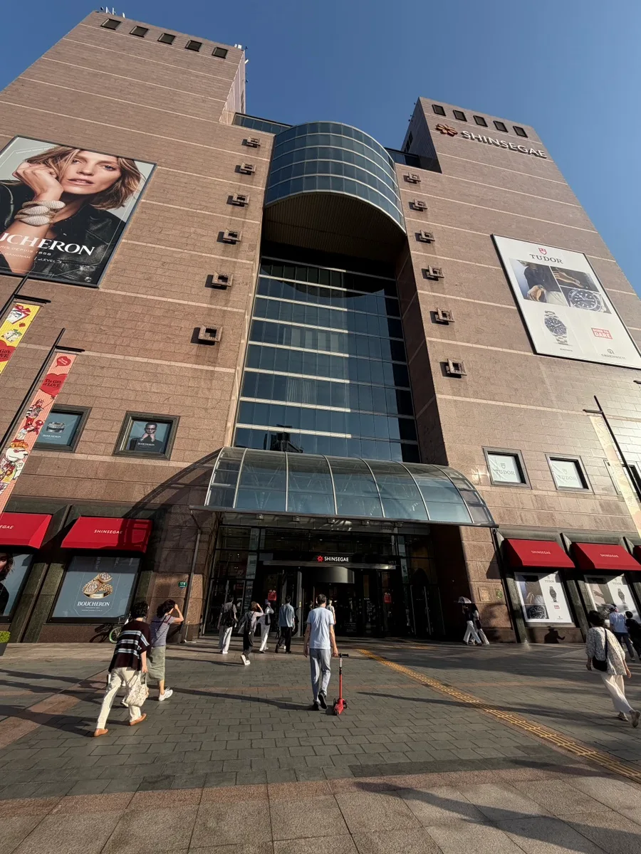新世界百貨店 江南店 — 新世界百貨店の正面入口