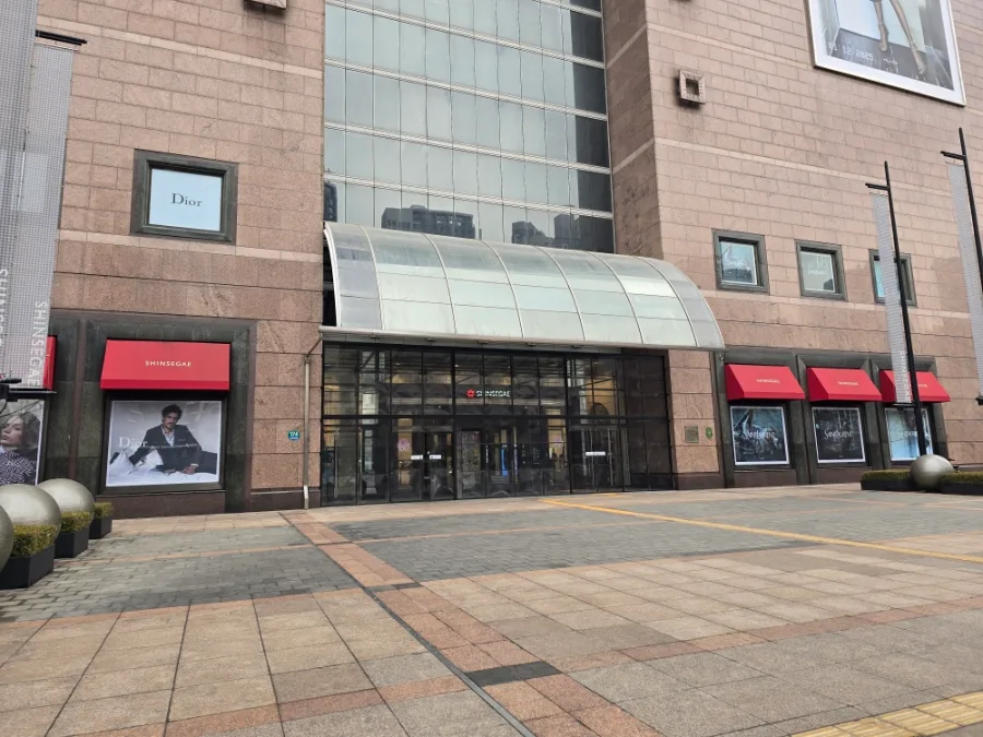 赤い庇が並ぶ百貨店入口