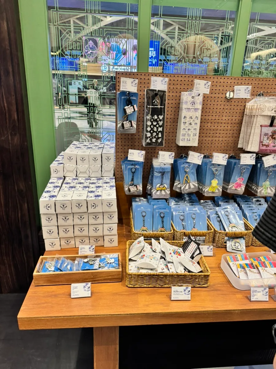 青い台紙の雑貨と小箱の陳列