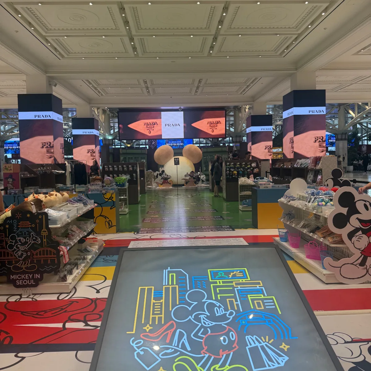 新世界百貨店 江南店 — ミッキー装飾の特設売場