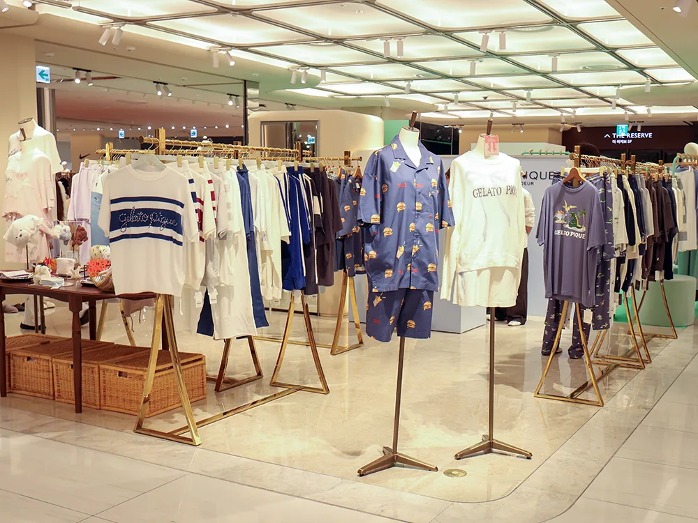 新世界百貨店 本店 — マネキンが並ぶ部屋着売場