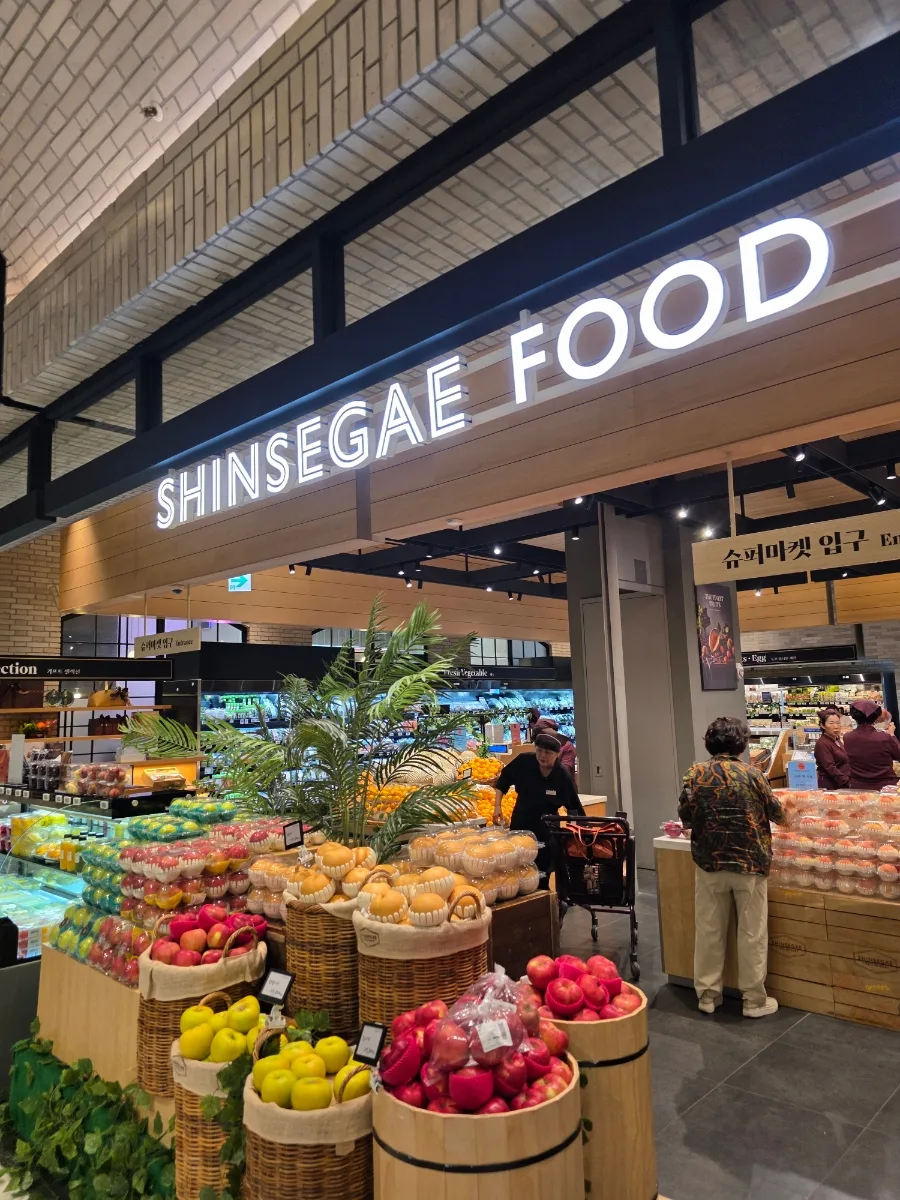 新世界百貨店 本店 — 果物が並ぶ新世界食品売場