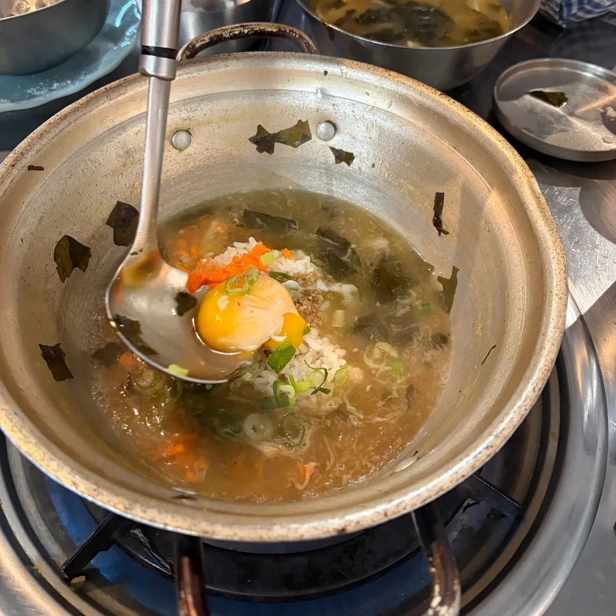 卵とご飯を混ぜ入れる鍋
