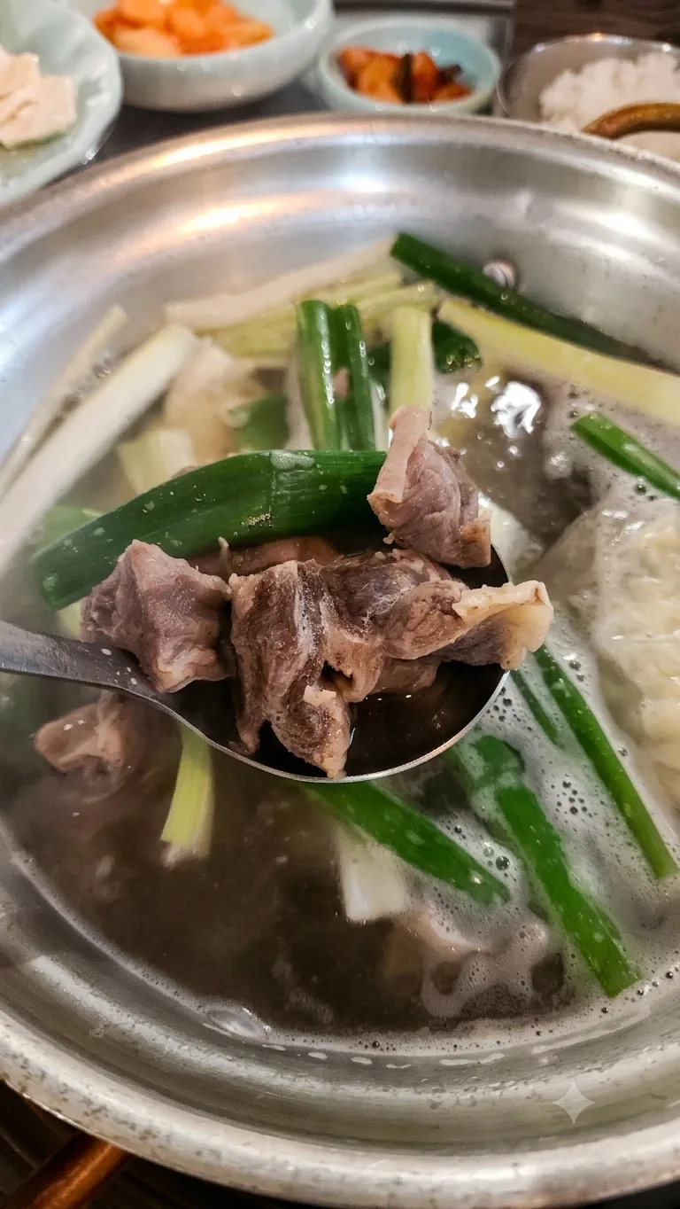 スプーンで掬った牛肉と鍋