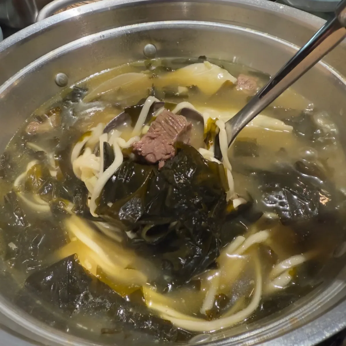 シルビオッ — 牛肉とわかめの鍋料理