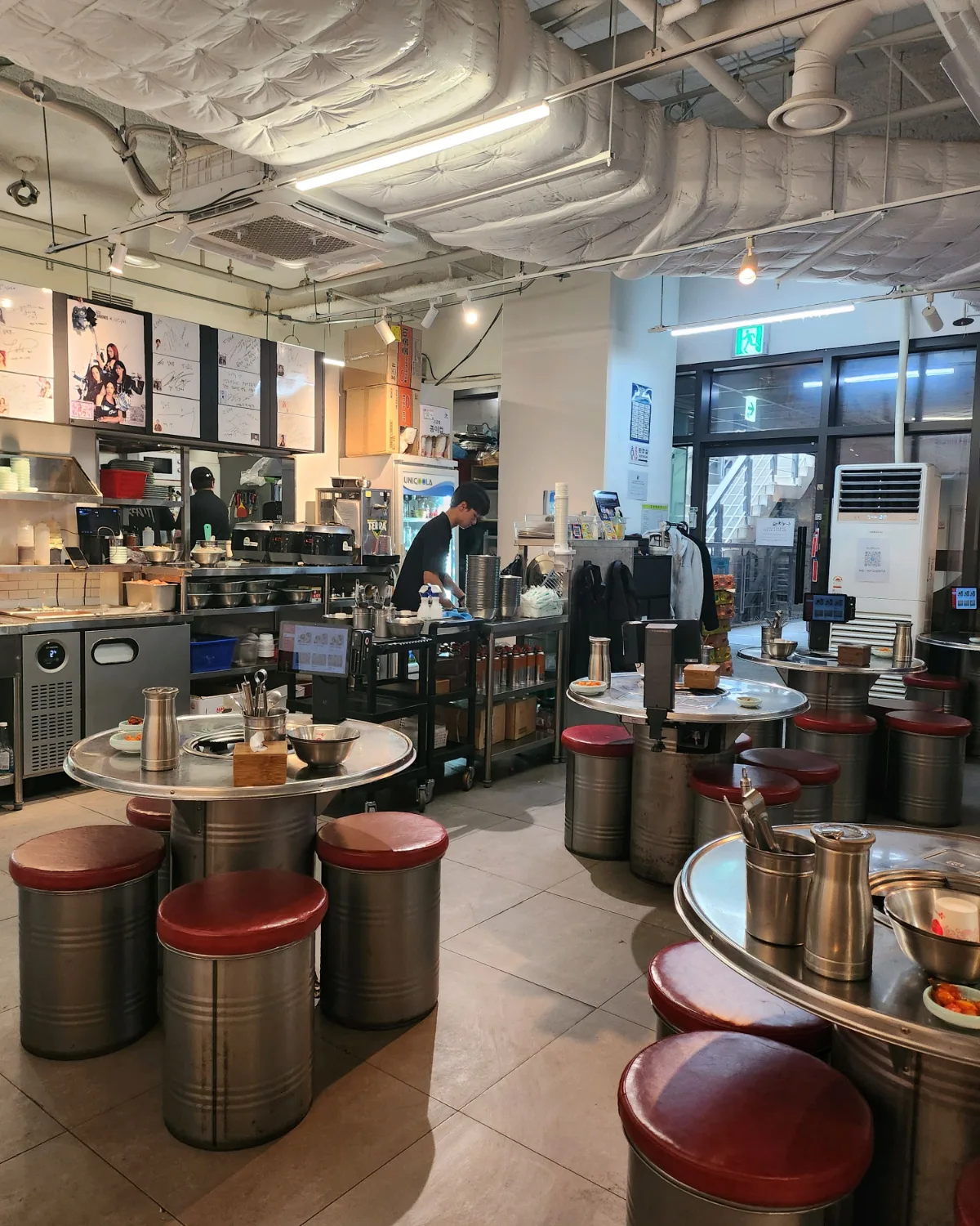 シルビオッ — ドラム缶風の丸テーブルが並ぶ店内