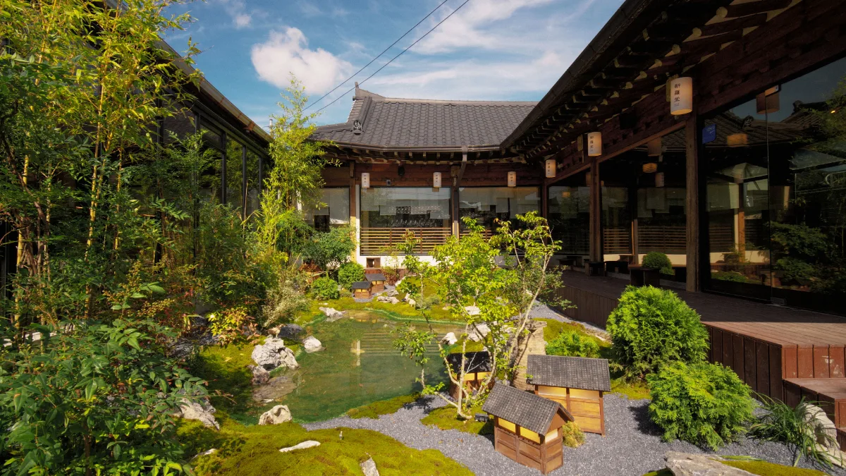 韓屋に囲まれた緑の庭
