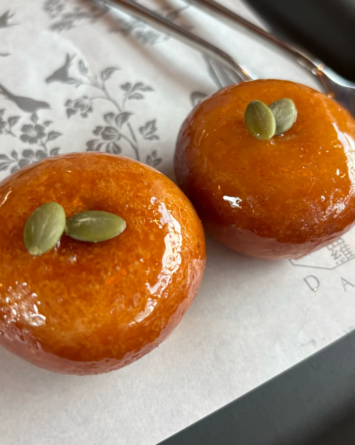 種をのせた丸い蜜菓子