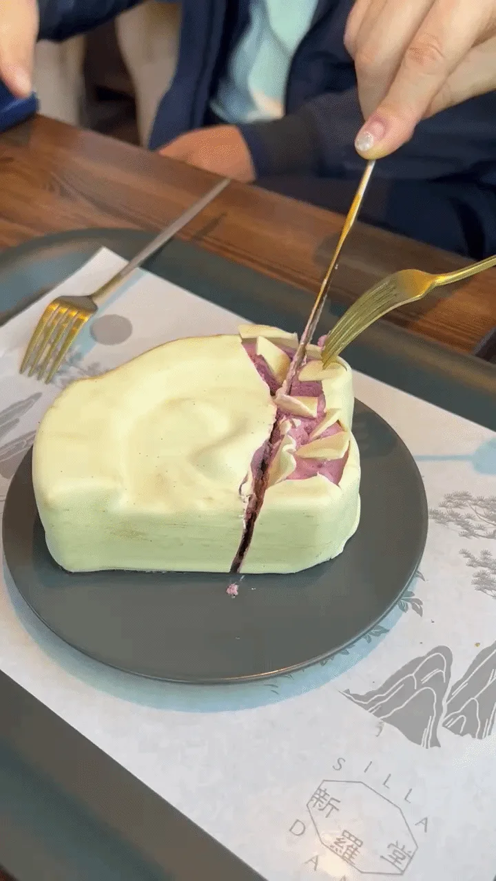 切り分ける顔模様のケーキ