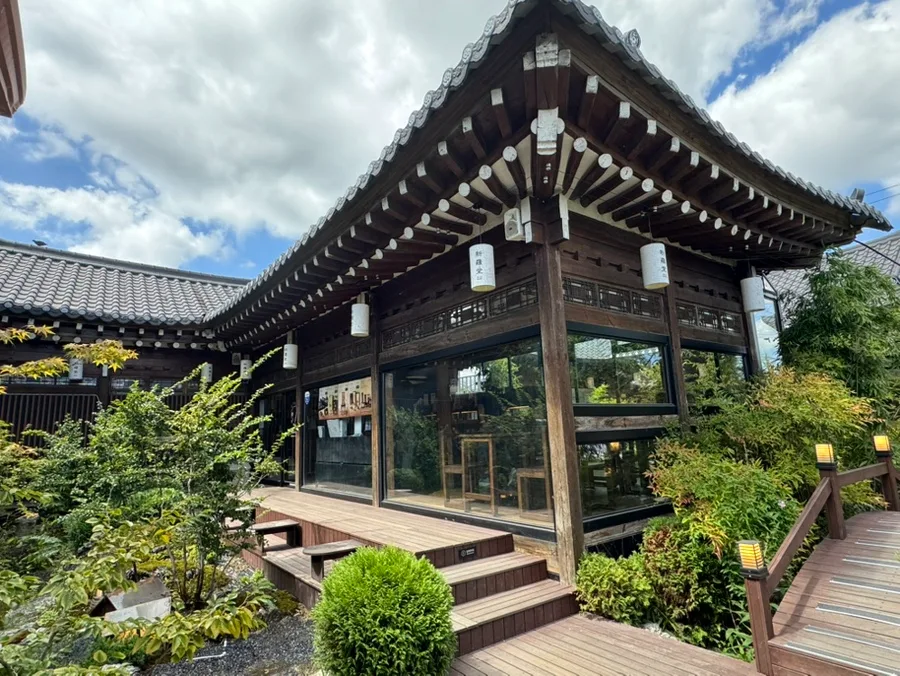 シンラダン 慶州店 — 庭に囲まれた瓦屋根の建物