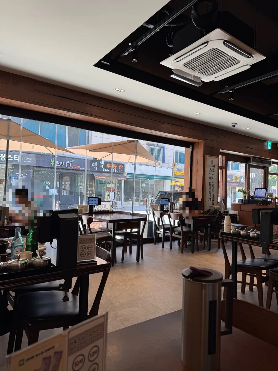 シンジュオンミ 江南店 — 窓際に並ぶ木製のテーブル席
