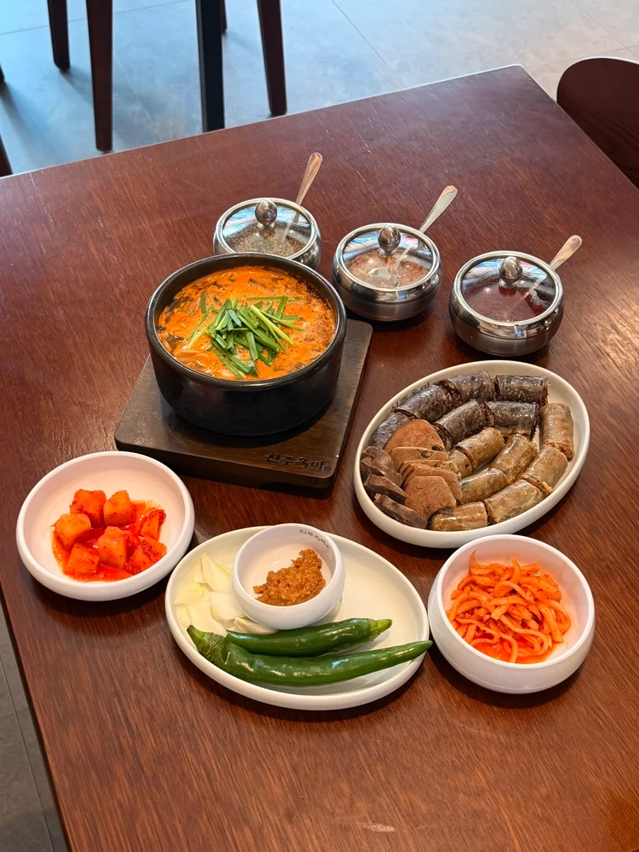 シンジュオンミ 江南店 — スンデと赤いスープの食卓