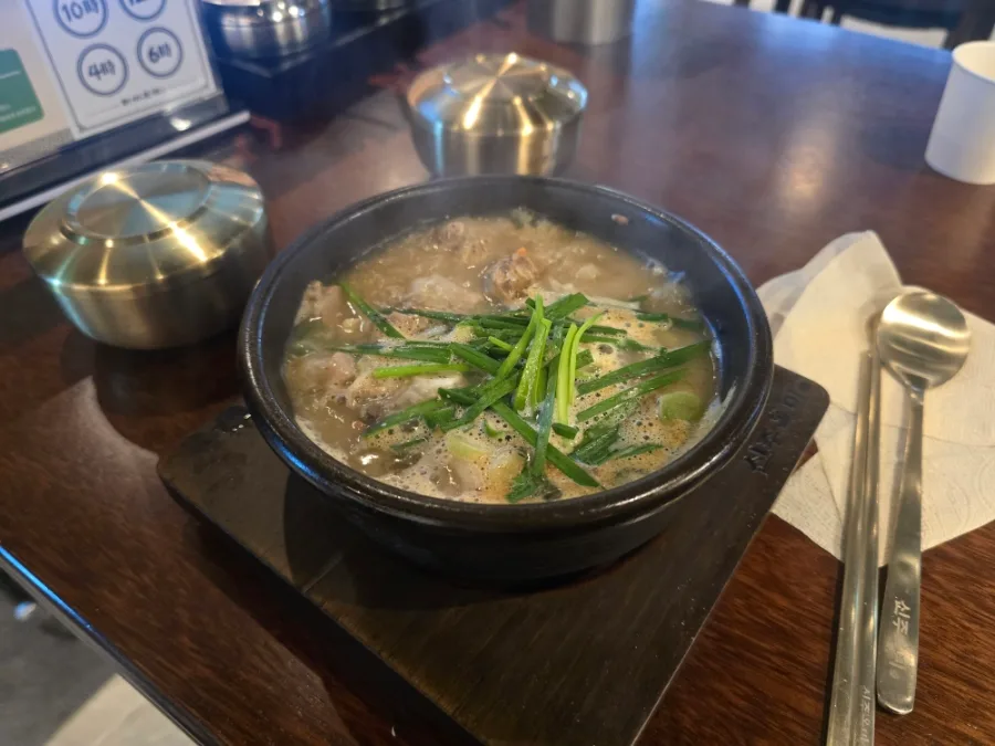 ニラをのせた熱いスープ