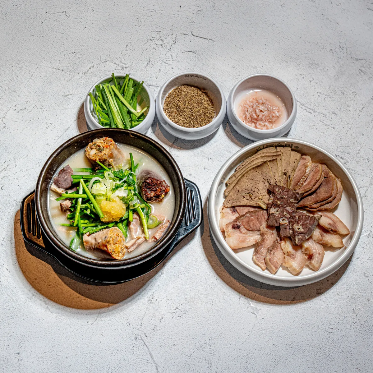 スンデグクとゆで豚の定食