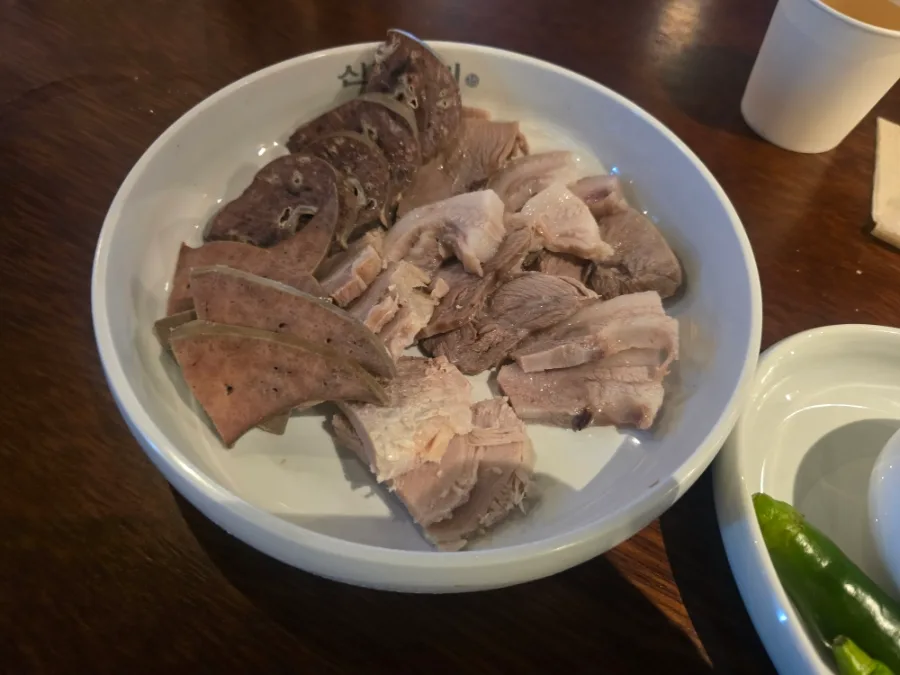 皿に盛られたゆでたての豚肉