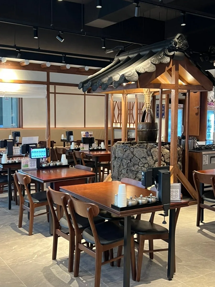 韓屋の軒飾りがある広いホール