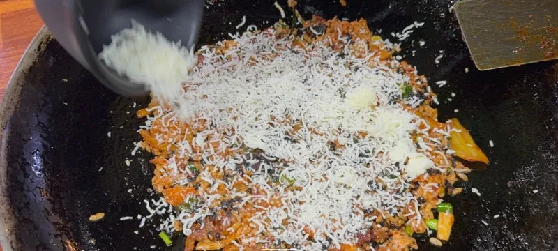 炒めご飯に重ねる雪花チーズ