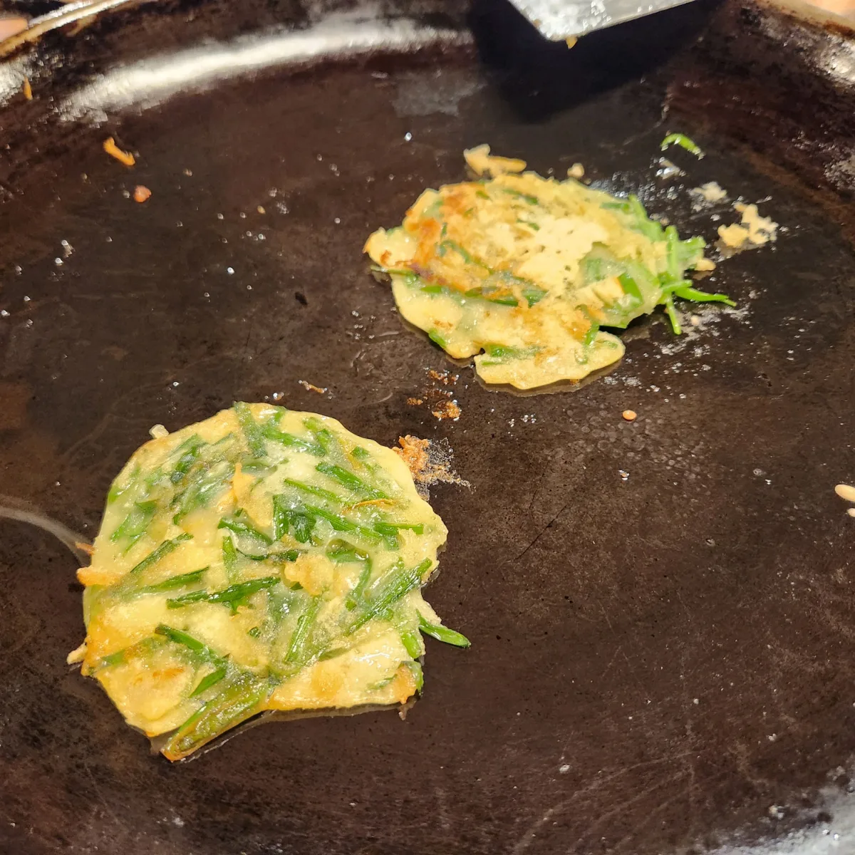 鉄板で焼くニラのチヂミ