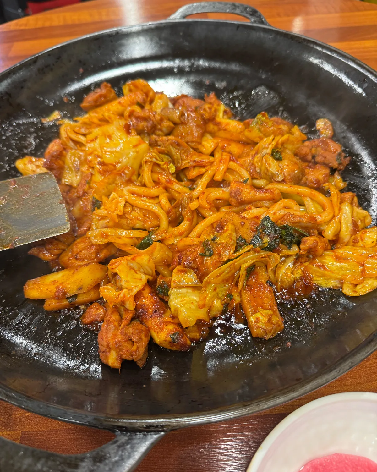 鉄板で炒めた鶏肉と野菜、麺