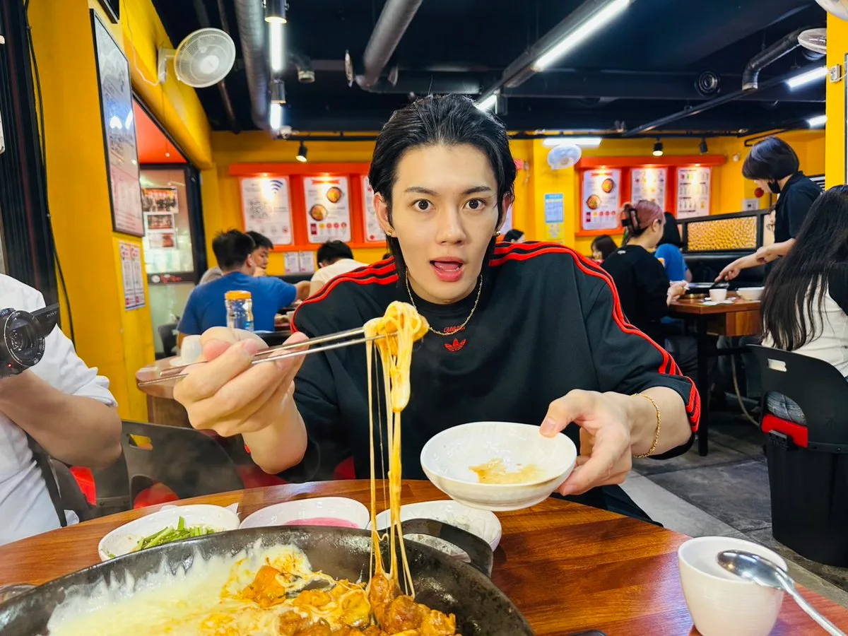 佐野勇斗がチーズタッカルビを味わう場面（日本テレビ『沸騰ワード10』より）