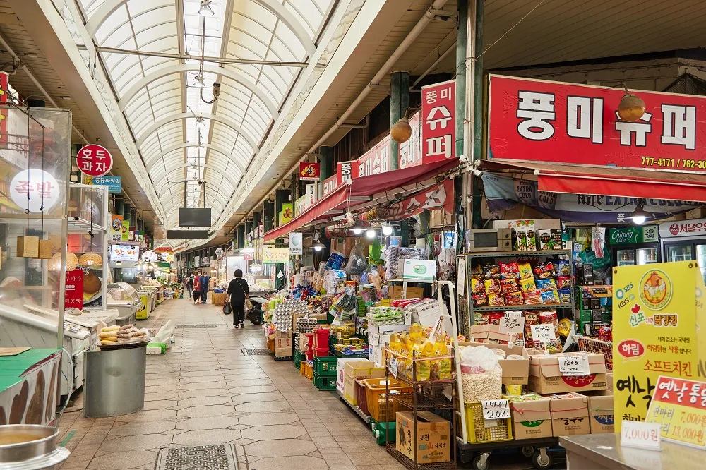 菓子店と食料品店が並ぶ通路
