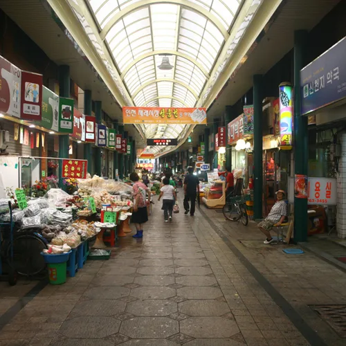 新浦国際市場 — 商店が連なる市場アーケード