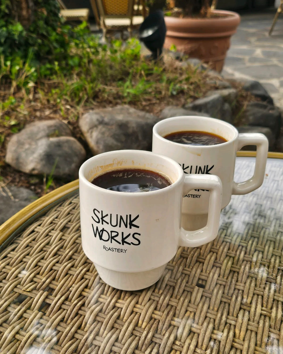 庭のテーブルに置かれたコーヒー