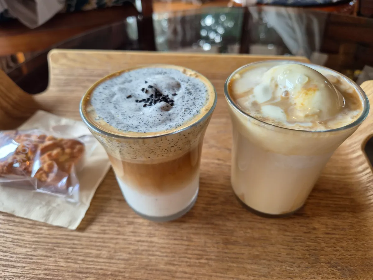 アイスをのせたラテと二層のラテ