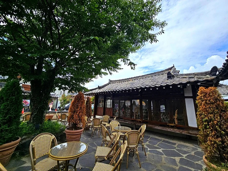 韓屋に囲まれた庭のテーブル
