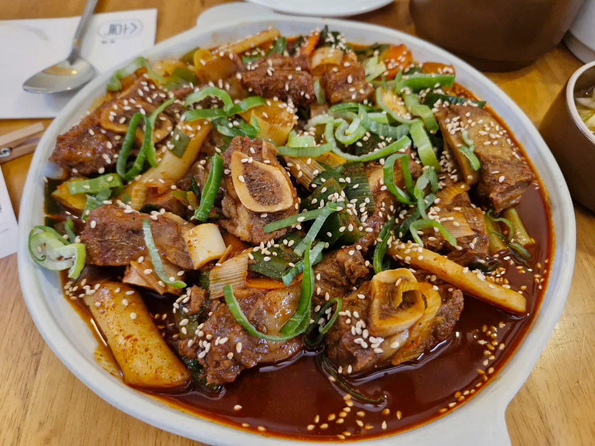 骨付き肉が入った赤いカルビチム