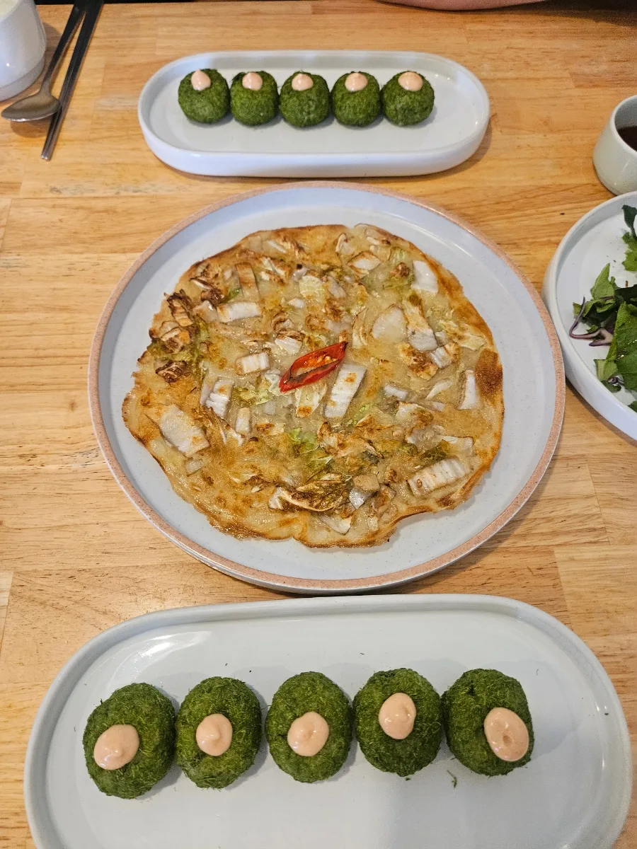 白菜のチヂミと緑のおにぎり
