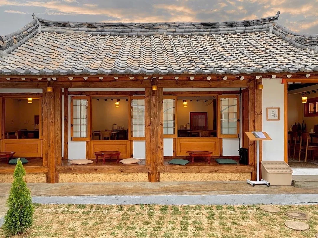 瓦屋根の下に並ぶ縁側席