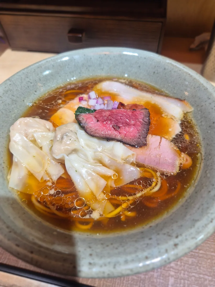 焼き色のレアな肉とワンタン