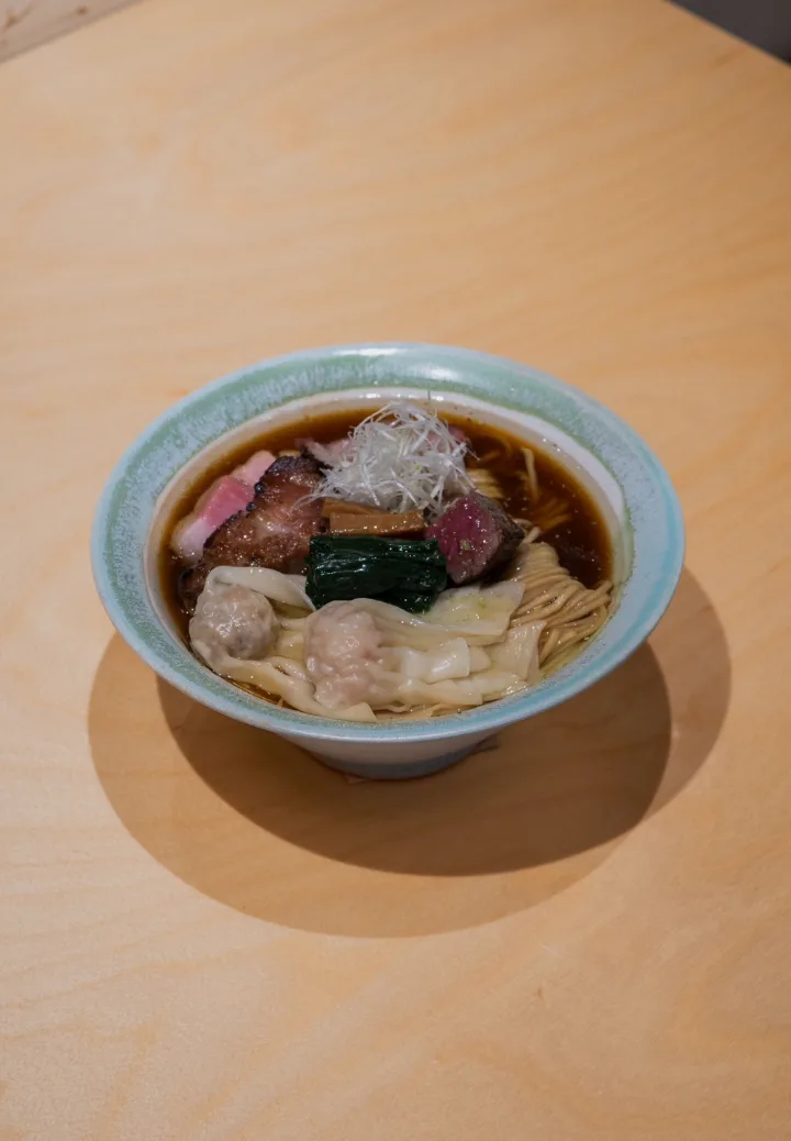 白い器に入った醤油ラーメン