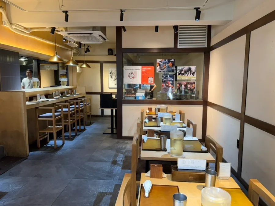 テーブル席と食材紹介のポスター
