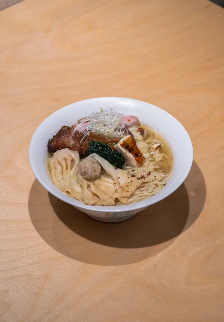 白い器に入った白醤油ラーメン