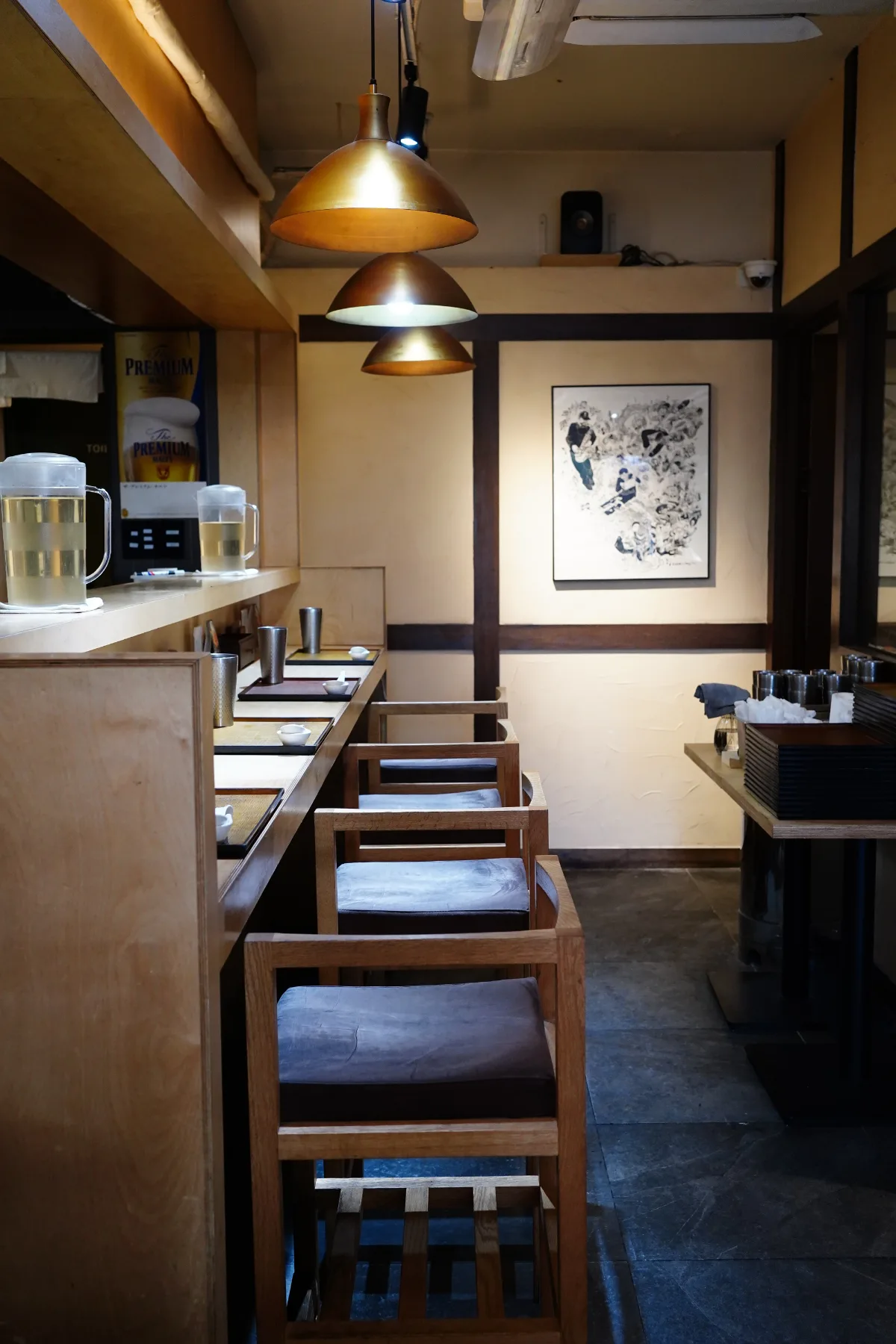 真鍮ランプが灯るカウンター客席