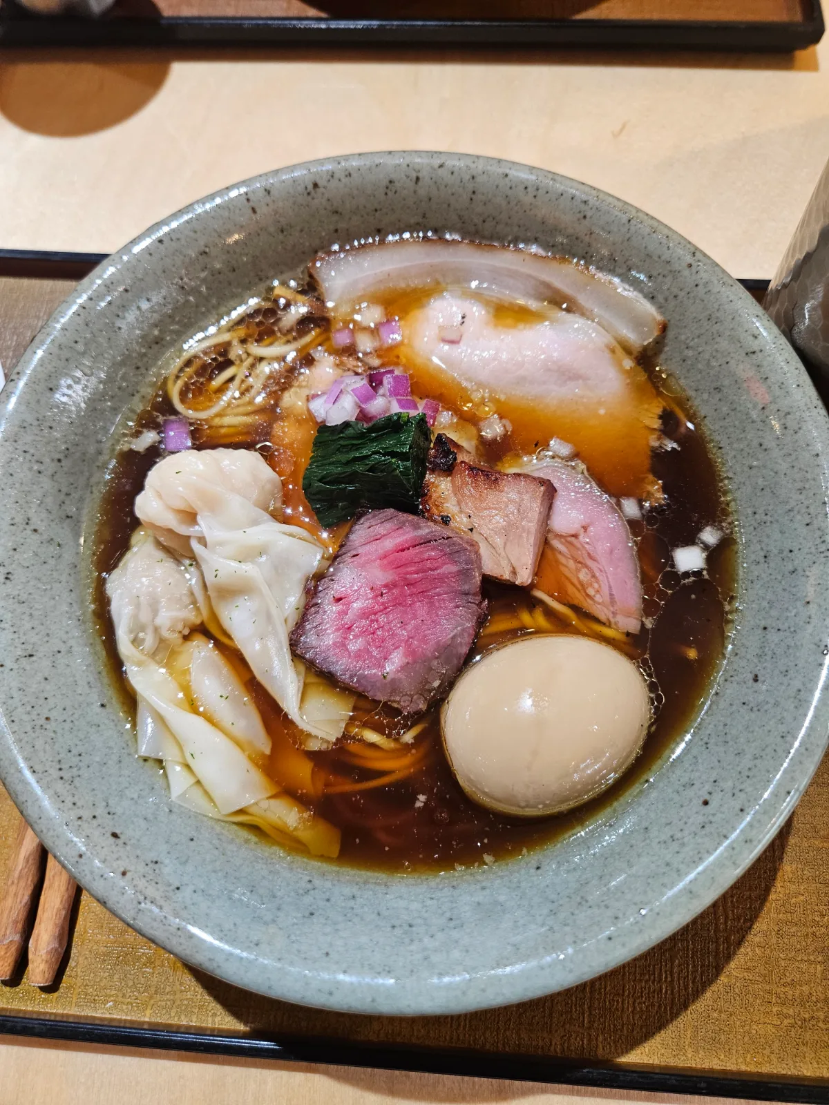 ソバハウス麺屋純 延南店 — 牛肉と煮卵とワンタンの一杯